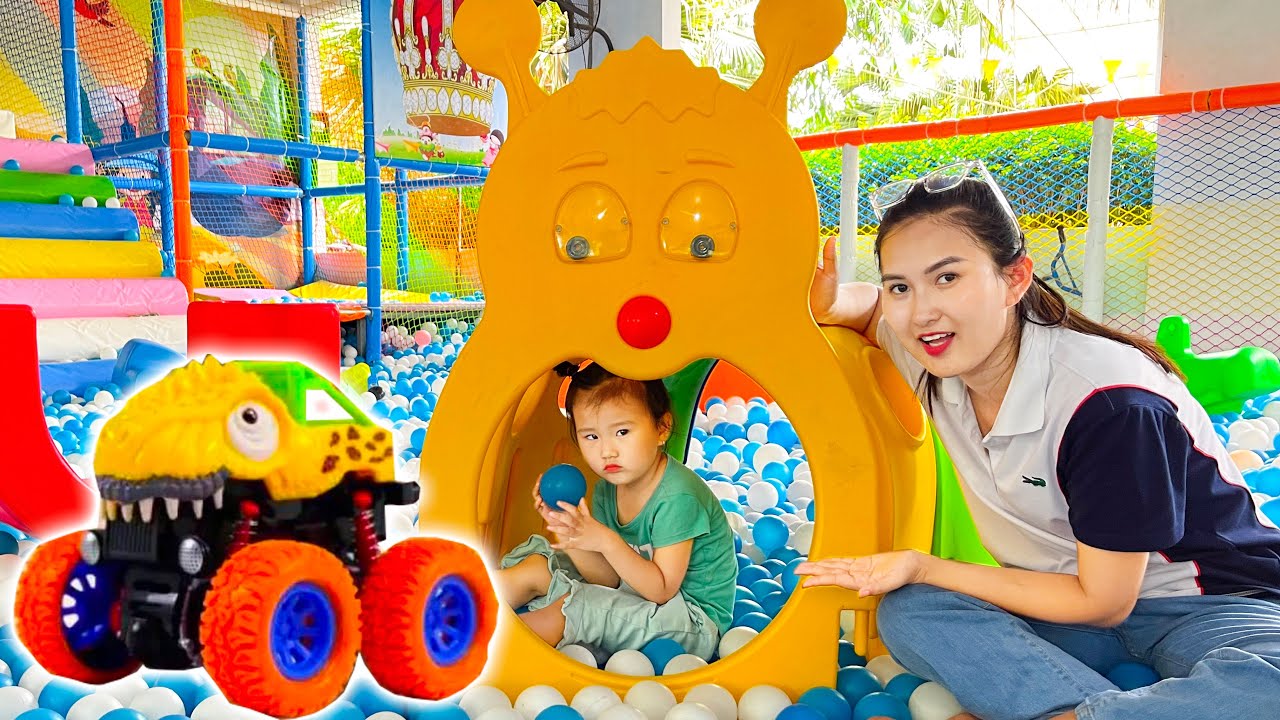 Cam Cam vào khu vui chơi tìm thấy : xe khủng long , godzilla, kính mắt - Cam Cam TV