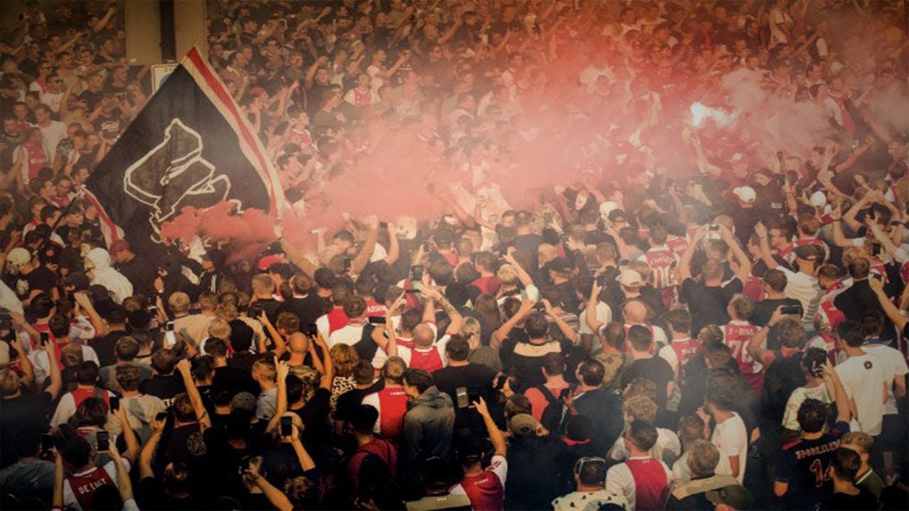 SHOW DA TORCIDA DO AJAX ANTES DO JOGO CONTRA O DYNAMO KIEV