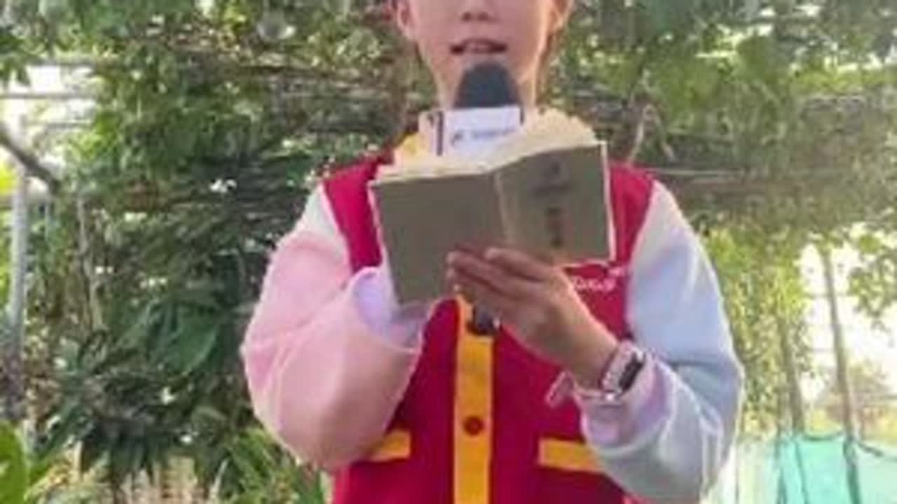 左手稻谷，右手石榴，在劳动中探索真知，又是收获满满的一天 #劳动最光荣 #收获满满 #体验生活 #割稻谷 #小记者
