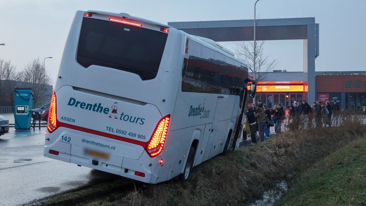Touringcar met schoolkinderen glijd van parkeerplaats bij Beilen