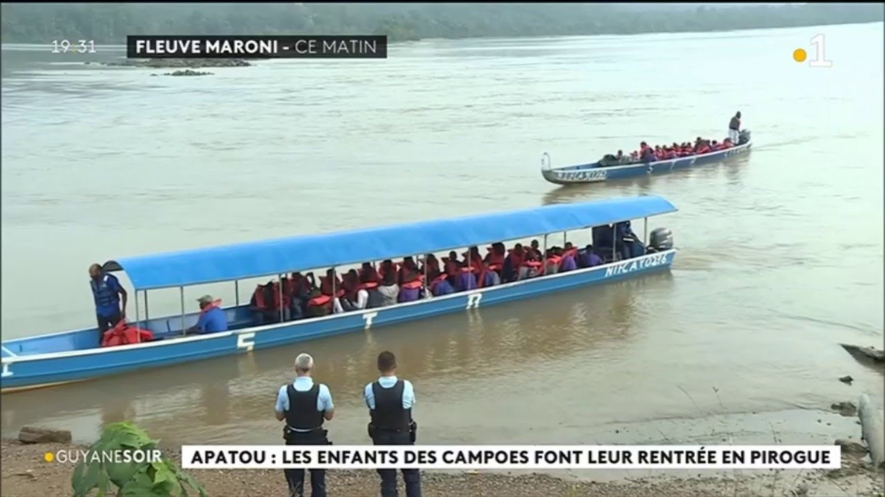 La rentrée scolaire en pirogue des élèves d'Apatou