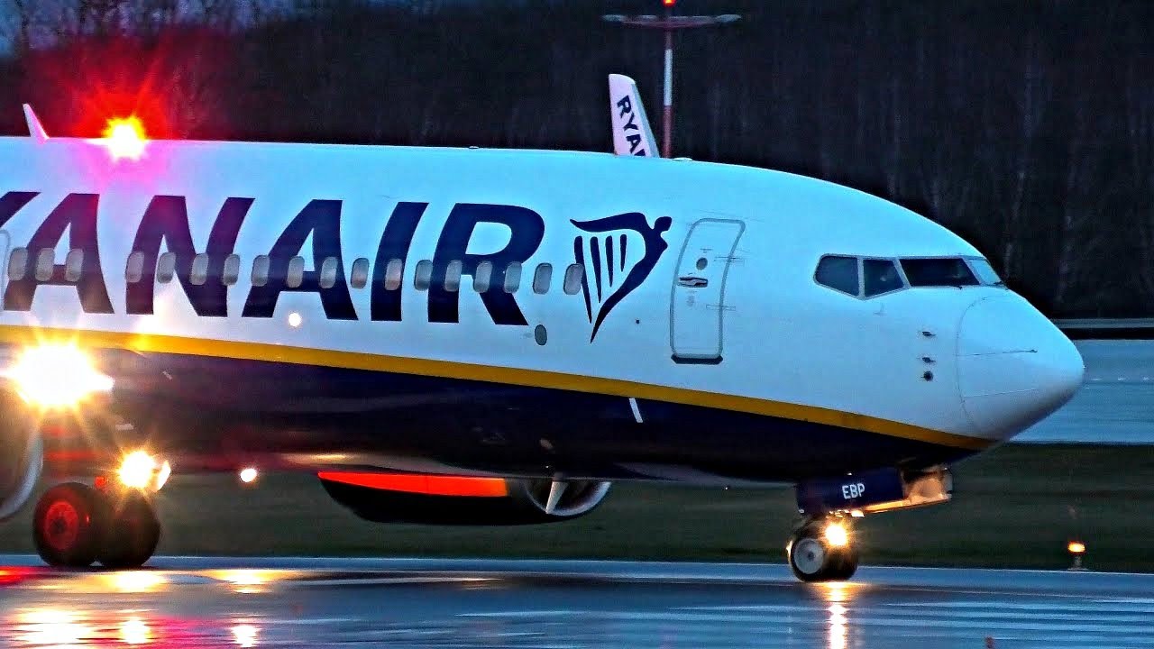 BUMPY LANDING! Ryanair 737-800 WINDY & WET Landing and Takeoff from Łódź Airport | Filmed in 4K UHD
