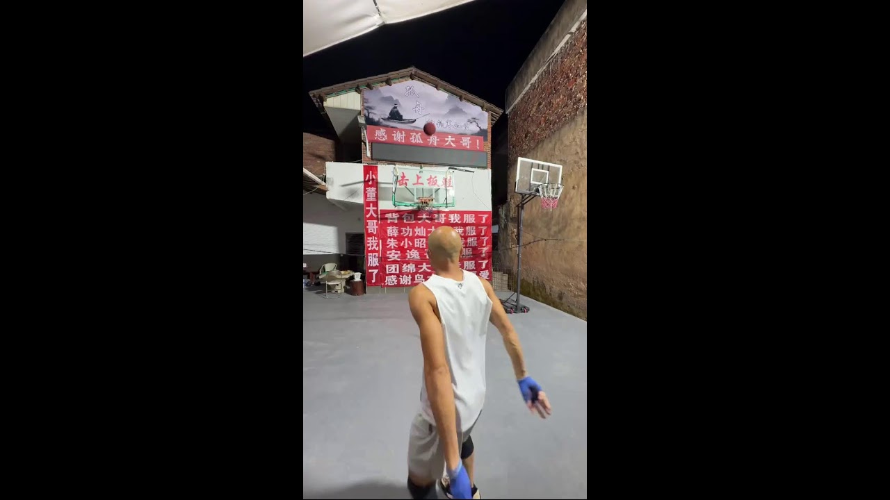 One man, one courtyard, one basketball, one move, one dream! 2026-02-11 00:49:01