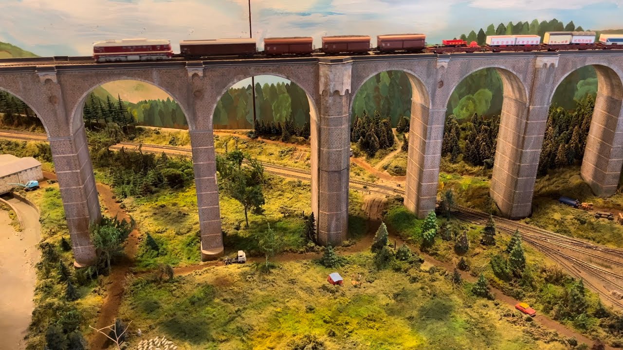 Die Modelleisenbahn im Spielzeugdorf Seiffen / Erzgebirge