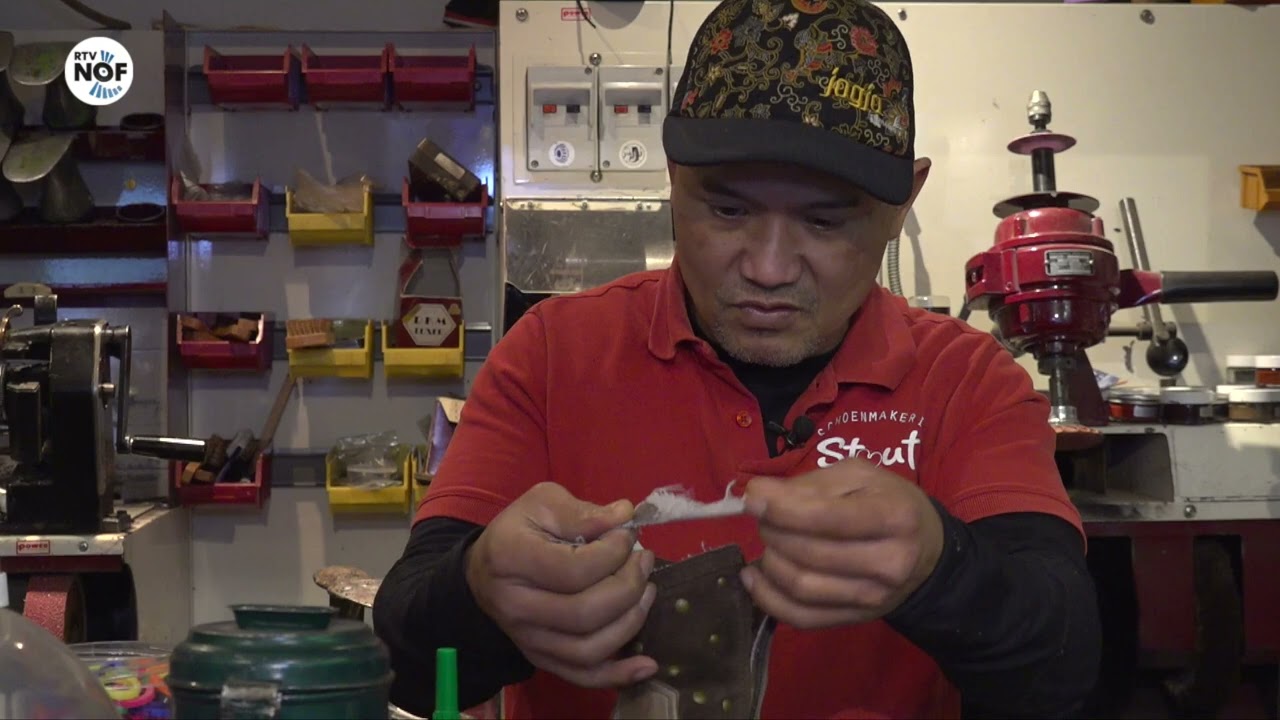 Schoenmaker Stout uit Burgum keert na 40 jaar terug naar Indonesië