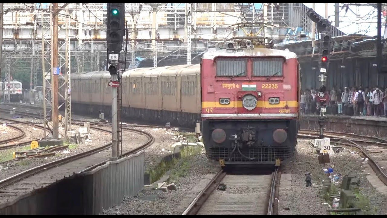 Прекрасный Ахмадабад Мумбаи IRCTC, приближается экспресс Tejas, предупреждающие объявления и проп...