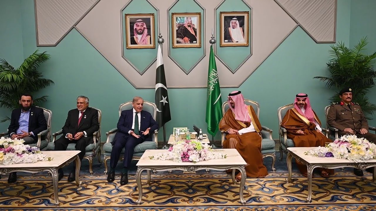 رئيس وزراء باكستان يصل إلى المدينة المنورة وأمير المدينة المنورة في مقدمة مستقبليه