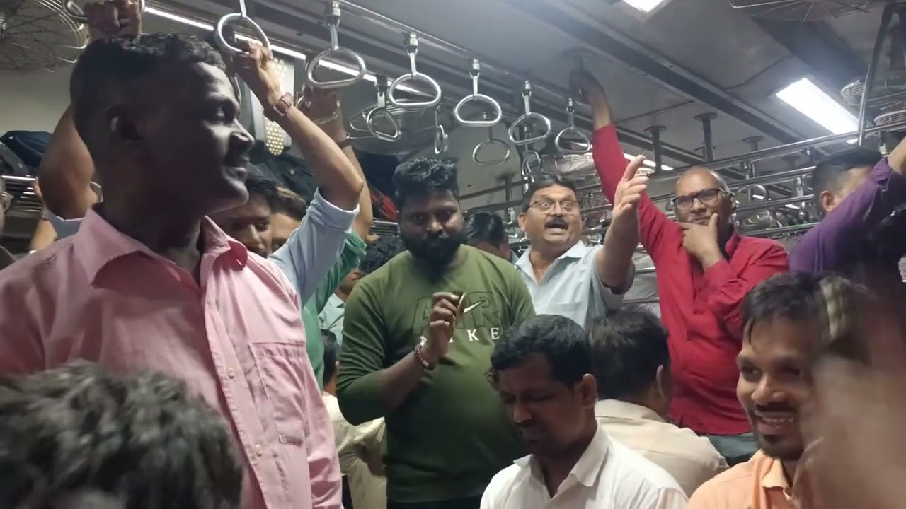 अतिशय सुंदर गवळण- मुरली बजाने वाले जरा धीरेसे मुरली बजाना #चर्चगेट बोरिवली लोकल ६:३२