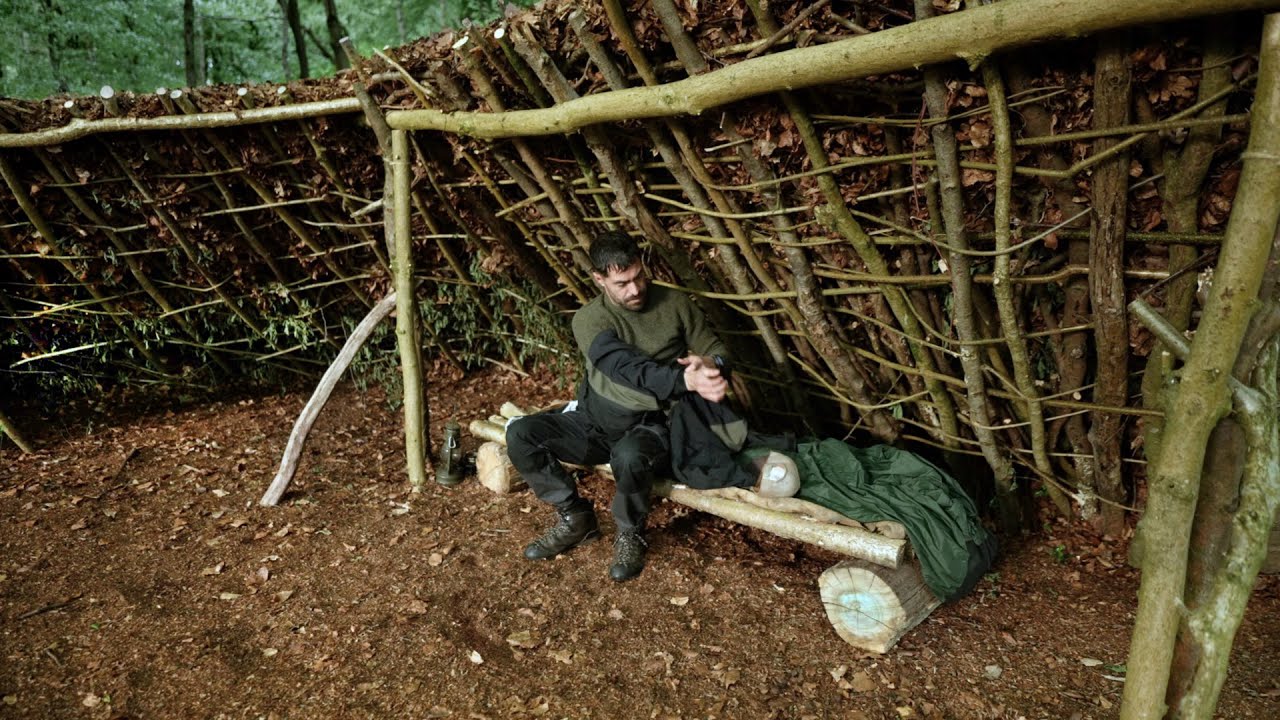 3 Days Building and Camping in Bushcraft Survival Shelter