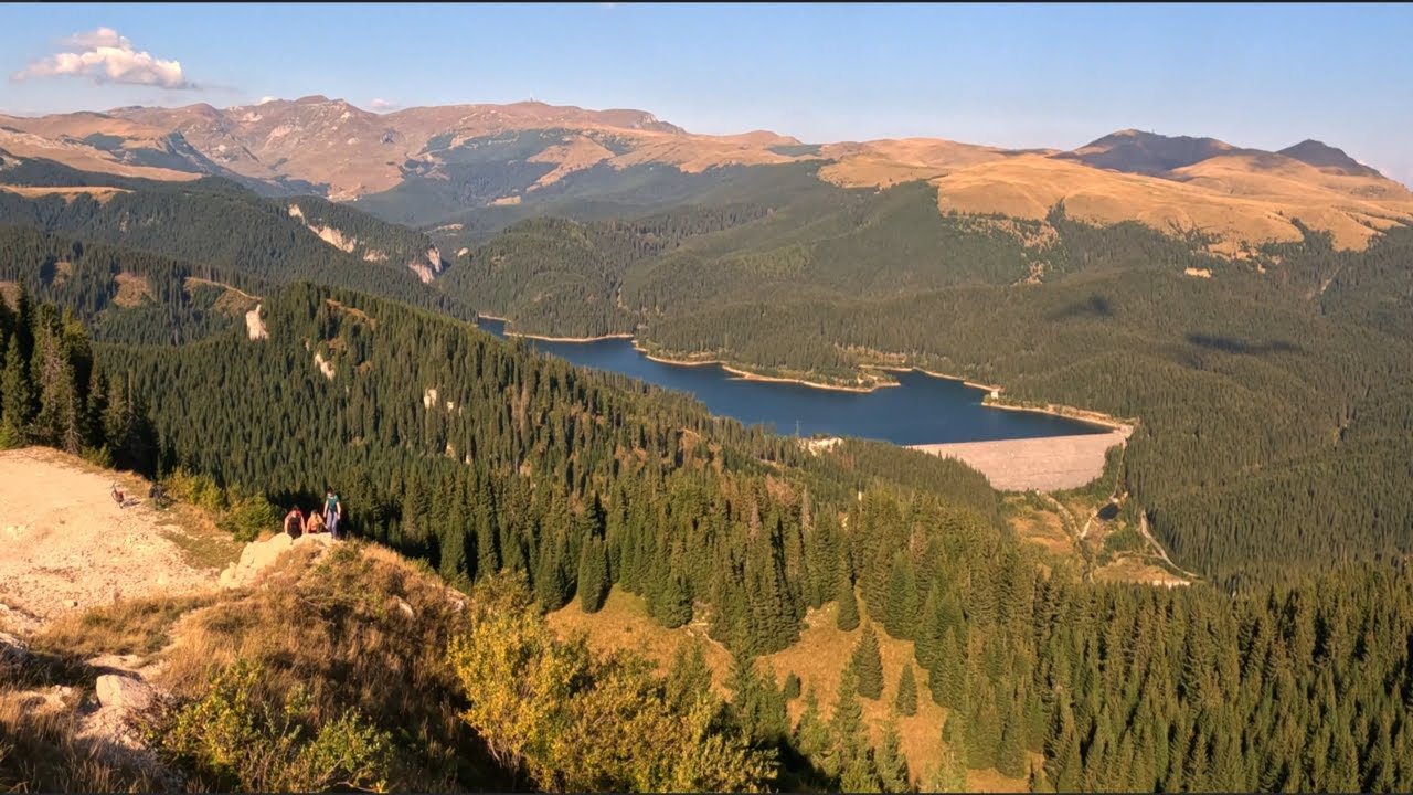 Плато стручка с цветами или пиком zanoaga mare (1788m)