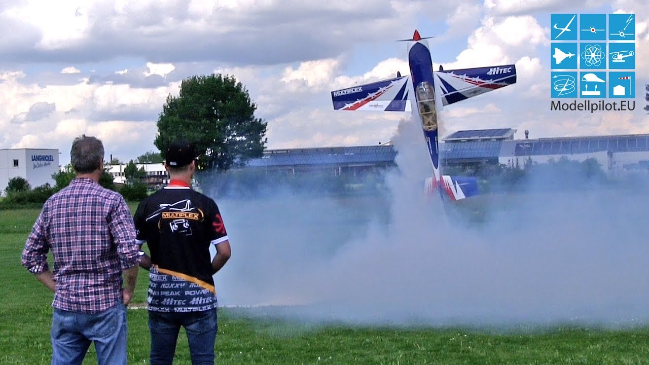 HUGE RC EXTRA 300 AEROBATIC SMOKE FLIGHT WOLFGANG KRAHOFER JR. MULTIPLEX AIRSHOW BRUCHSAL 2017