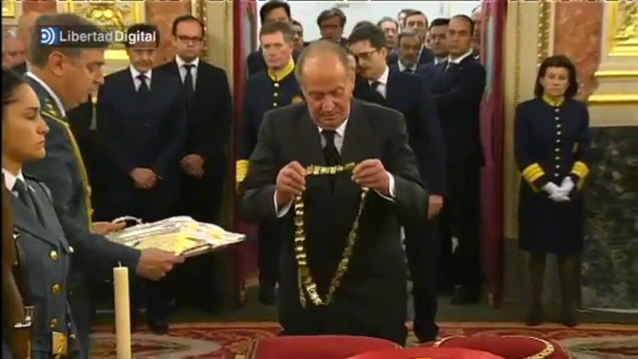 El Rey impone a Suárez el Collar de la Real y Distinguida Orden de Carlos III