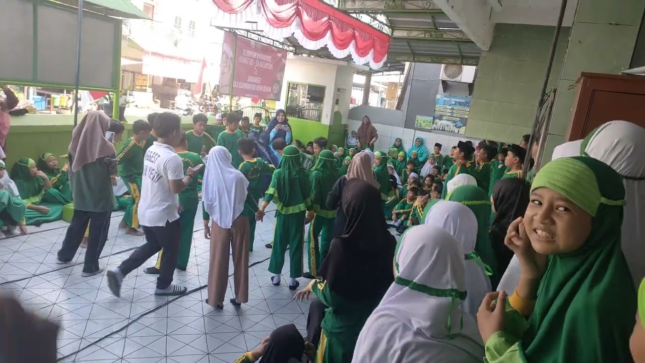 Lomba estafet sarung kelas 6