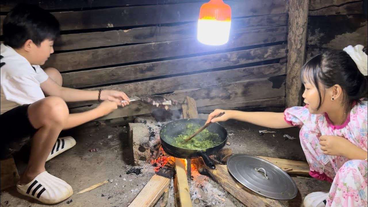B&eacute; Hạt Ti&ecirc;u dẫn Người Y&ecirc;u đi ăn cơm nh&agrave; h&agrave;ng x&oacute;m để thay đổi vị tr&iacute; ăn uống v&agrave; nấu m&oacute;n lạ 