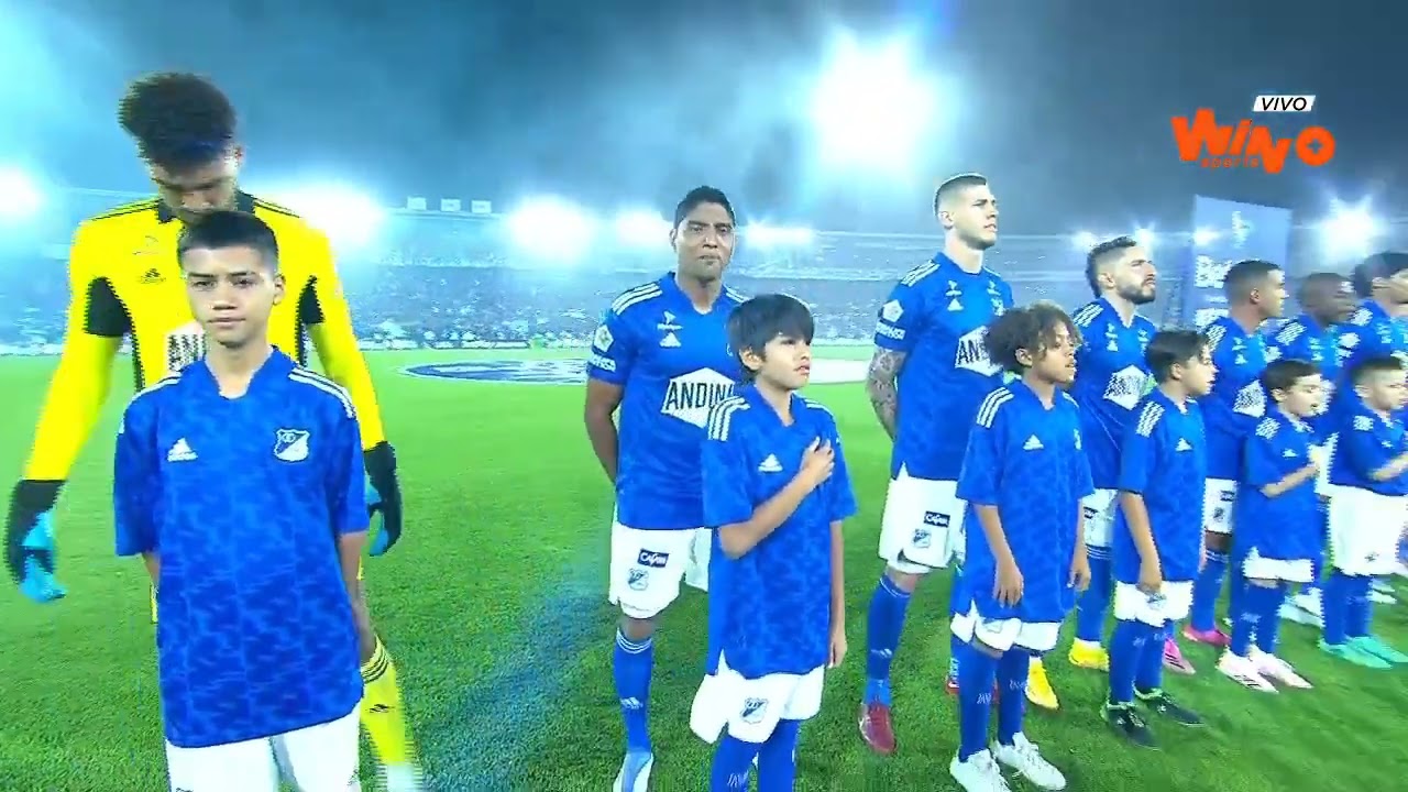 Afición de Millonarios extasiada con Juan Pablo Vargas tras verlo cantar himno completo