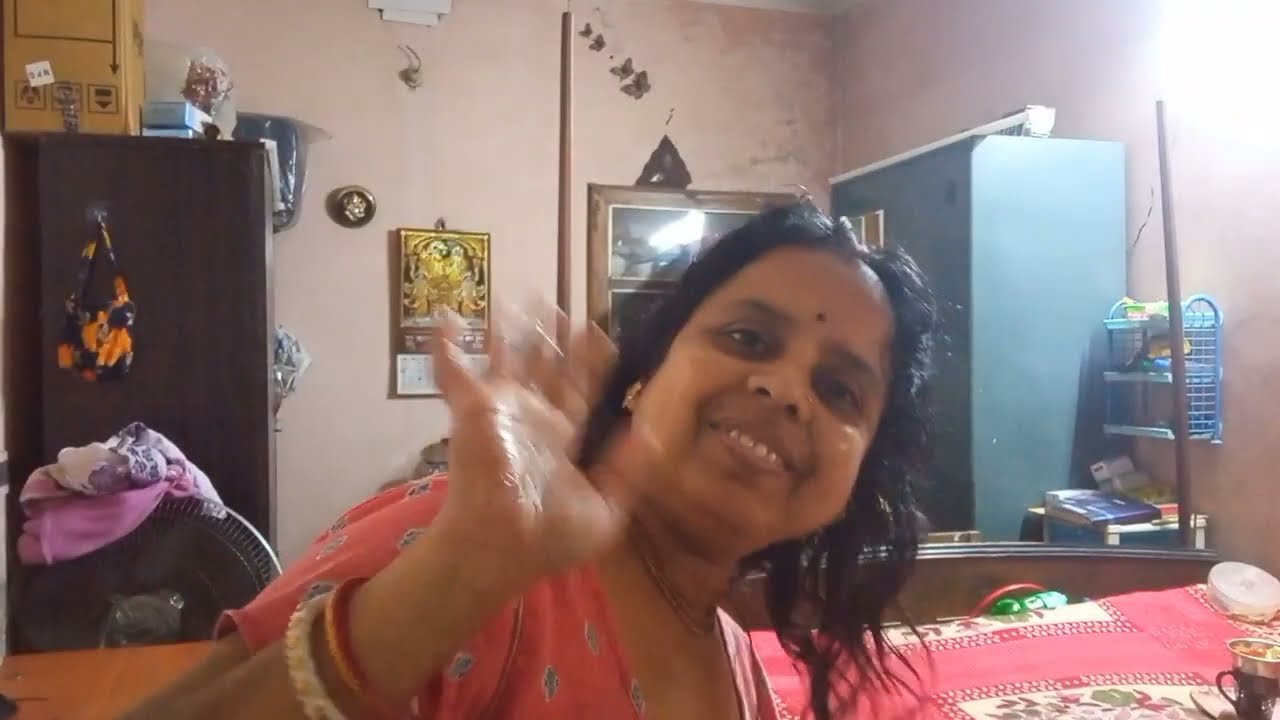 সংসারের কাজকর্ম করার সময় যখন খিদে পায় তখন যা পেলাম তাই একটু খেয়ে নিই