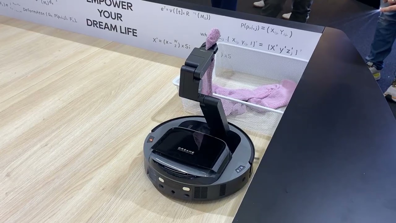IFA 2025.– Así recoge un calcetín el robot aspirador Dreame Cyber10 Ultra