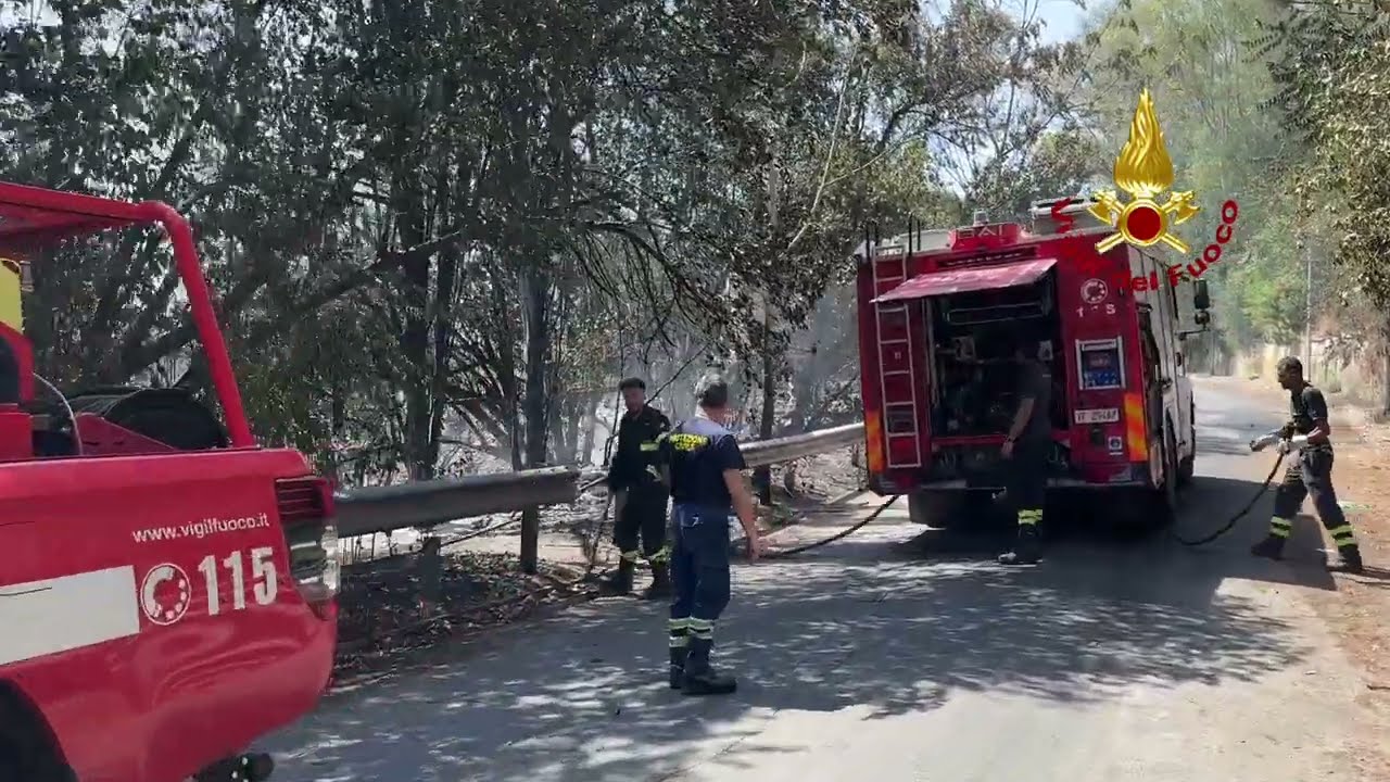 ROMA - INCENDIO MONTE MARIO IN BONIFICA: VIGILI DEL FUOCO SUL POSTO CON SQUADRE E CANADAIR