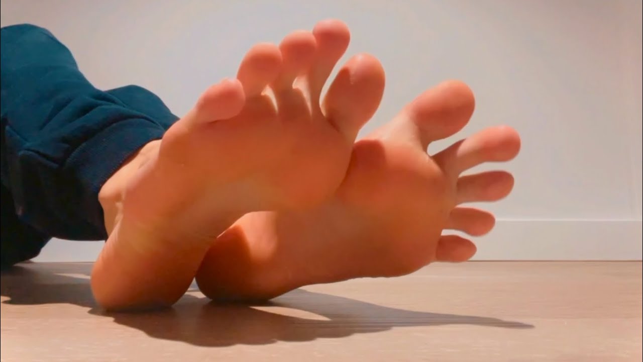 Male Feet ASMR | Stretching Toes & Relaxing my Feet