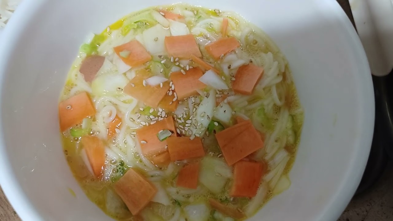 피자식 국수와 계란찜 .위에는노른자만하시고 아래는 힌자와 국수와 썩어서하세요 ...