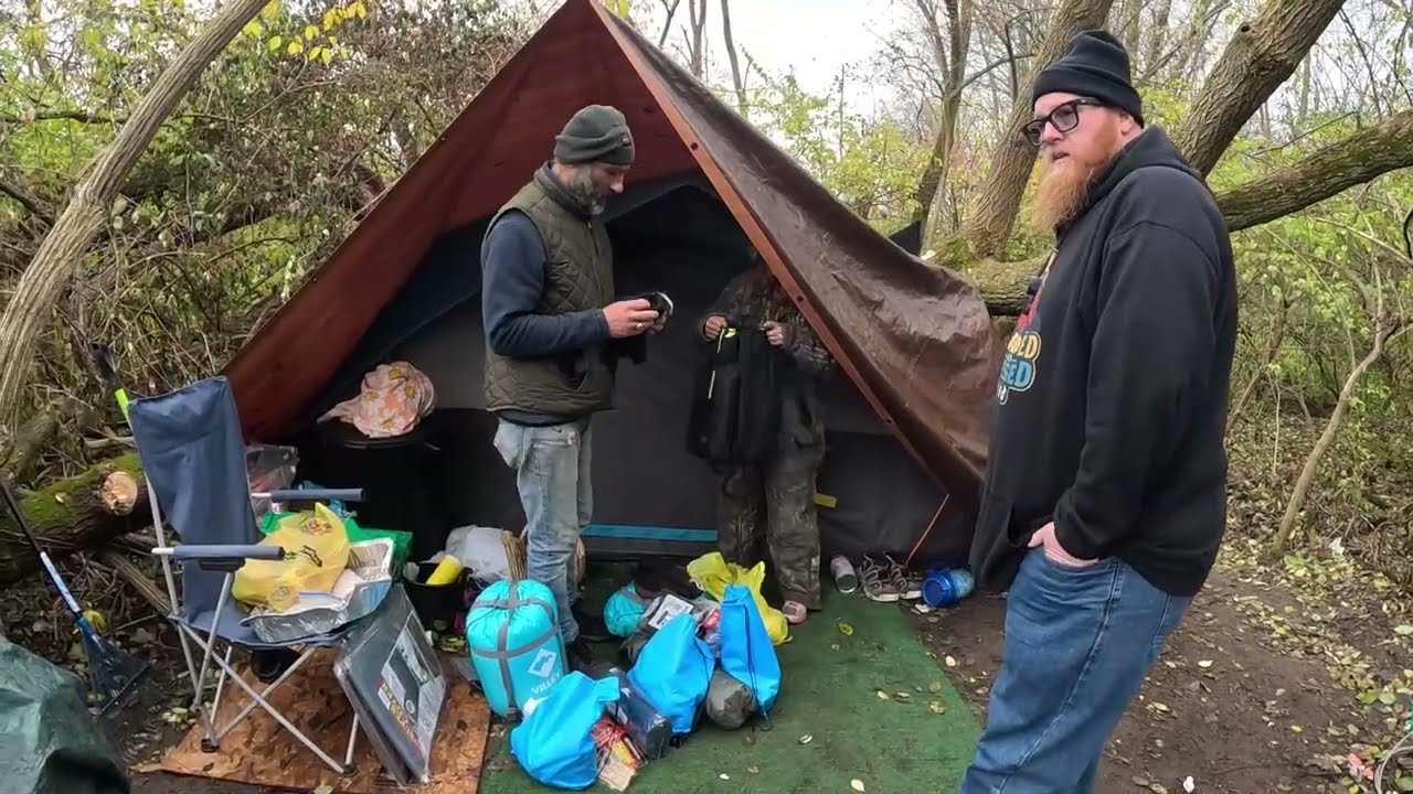🔥В их мире: лагерь для бездомных пригласил меня, и мы принесли все, что смогли.