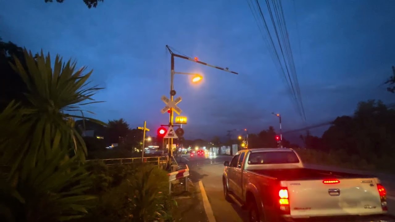 Crossing railway กับขบวน SRT bkk-nst