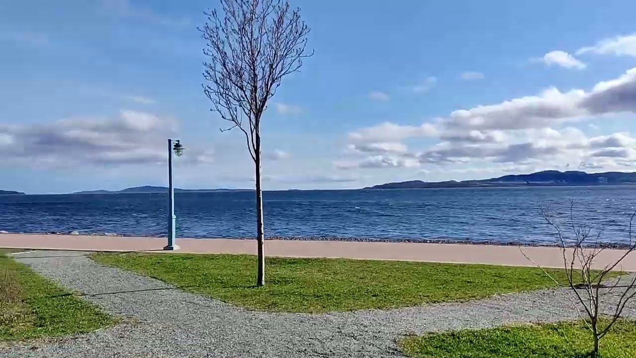 Walking along the shore in Sept-Îles