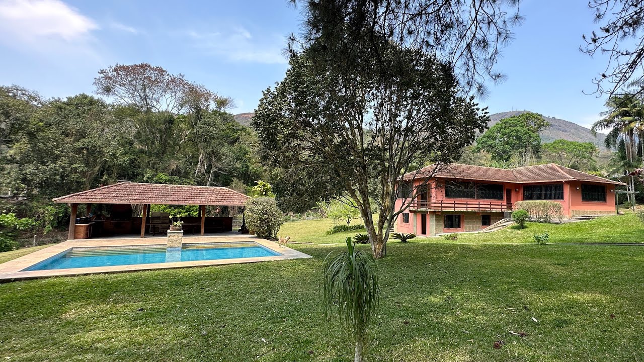 CA0762 | Casa estilo colonial com 6 quartos e 8.000m2 de terreno plano a 20min do centro de Terê