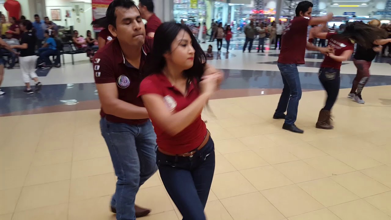 Alumnos Bailando Cumbia de Vueltas (YAMELIN Y LUNA)  2017