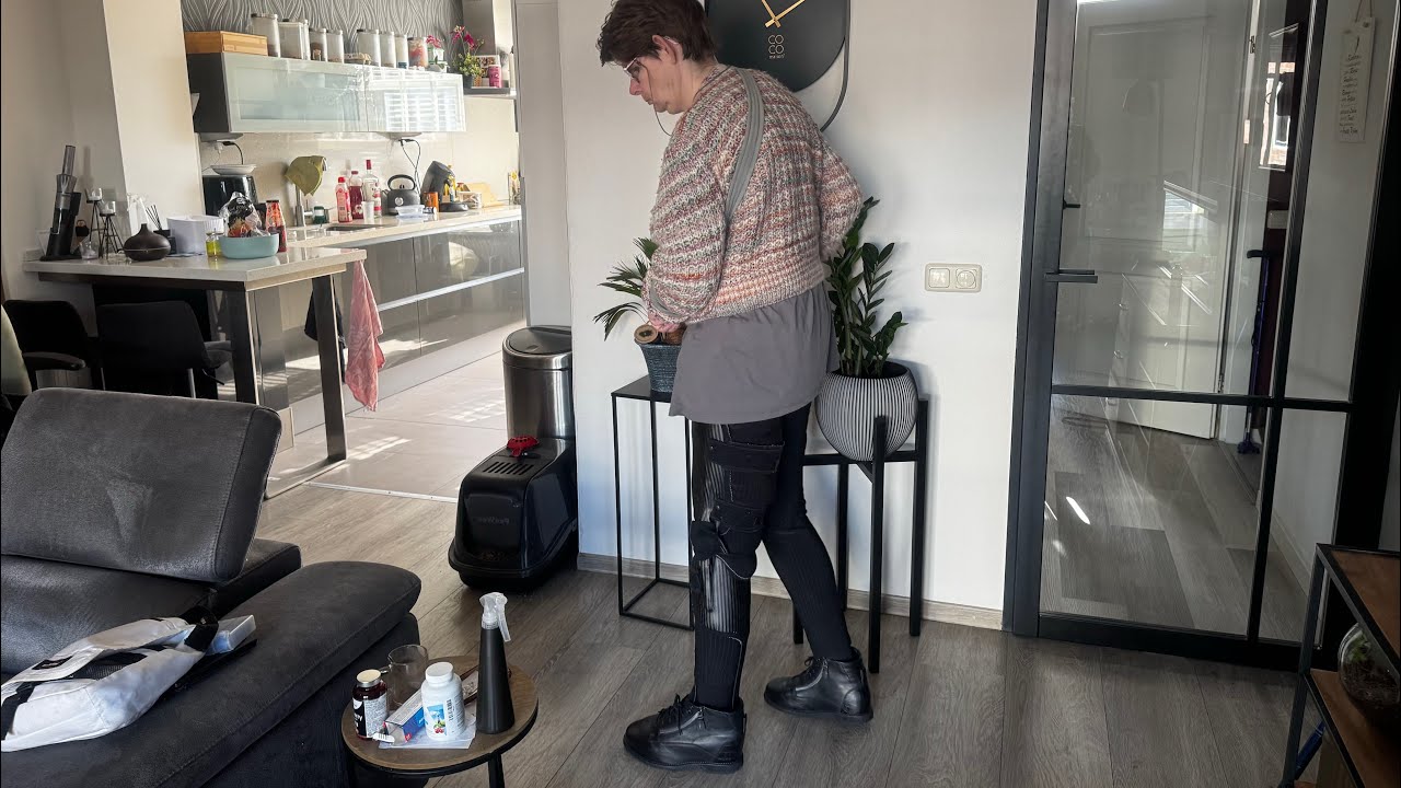 Knie-Enkel-Voet Orthese (KEVO) Aantrekken. Demonstratie door Ervaringsdeskundige met CVA;  Monique