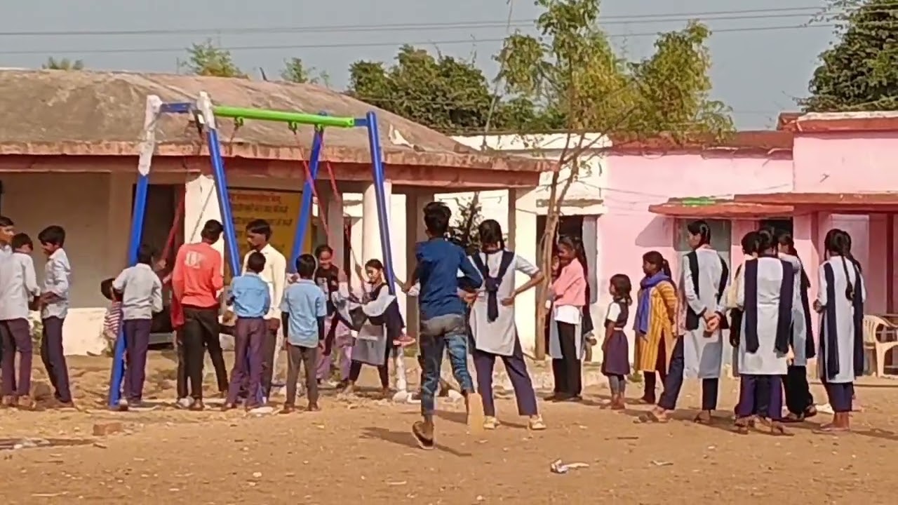 सेमरा सरकारी स्कूल में मिली प्री प्रायमरी छात्रों के लिए नई सौगात झूले के रूप में 
