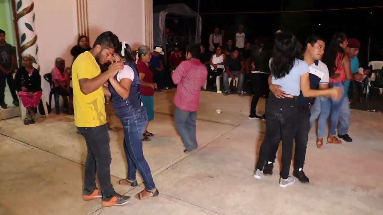 ILIATENCO  Ambietazo que se armo en Santa Cruz Hernandez con Grupo Zenik's de Guerrero  DVD 3