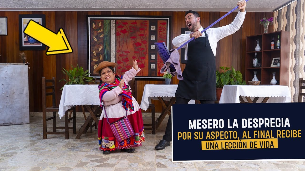 Mesero y gerente discriminan a clienta por su vestimenta | Mesero la desprecia por su aspecto .