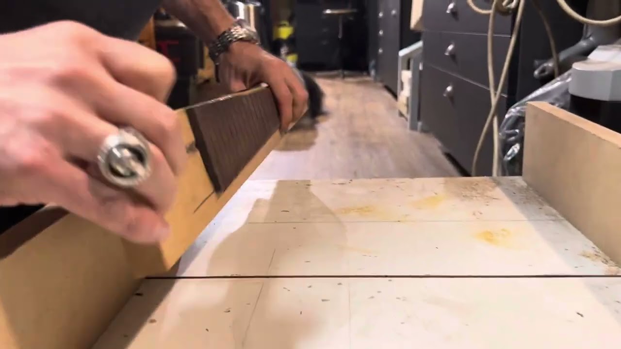 Fabrication de la 2ème basse de Calogero : les traits de scie de frettage sur le manche. (Slots)