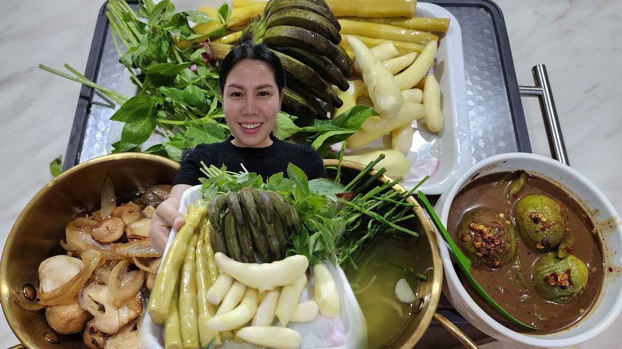 วันนี้กินข้าวกับ ผัดเห็ดฟาง น้ำพริกปลาร้าต้มผักสด แค่นี้ก็อร่อยแล้วค่ะ