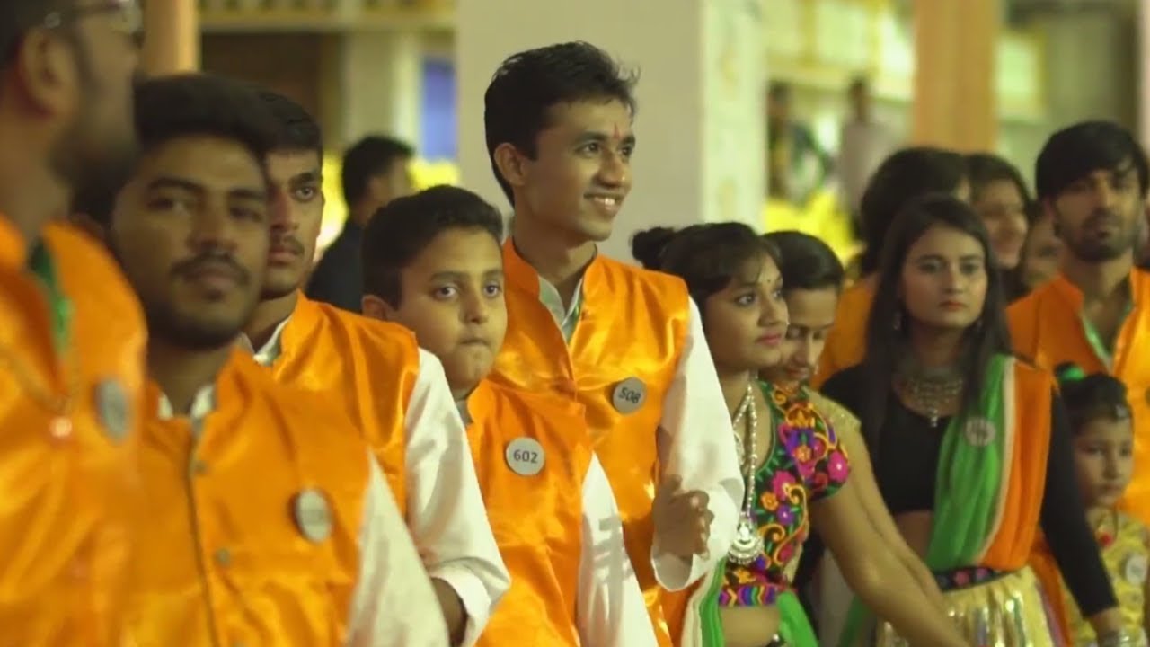 London Thumakda - Aishwarya Majmudar Ofira Navratri 2017 United Culture Surat by VR Make
