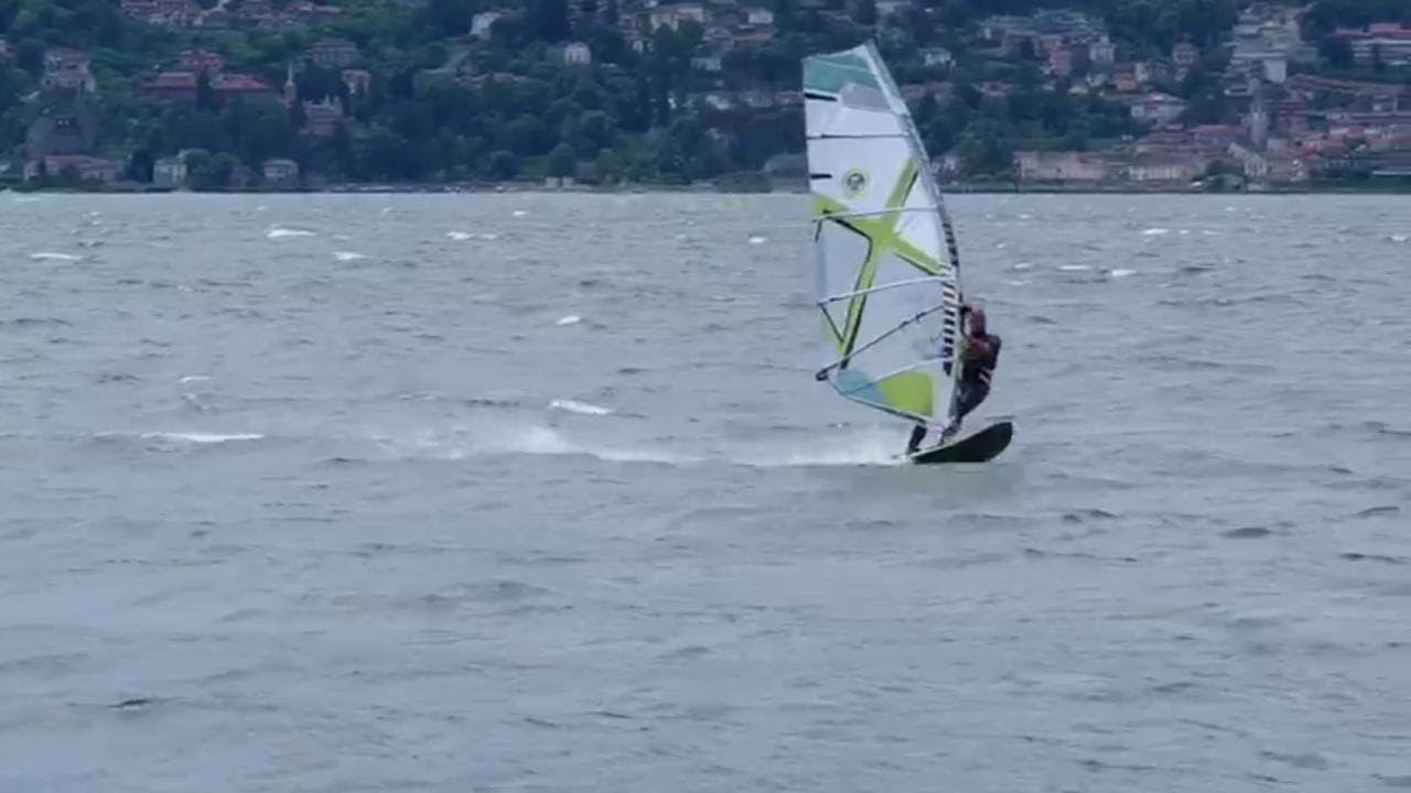 Verbania, con il windsurf sul Lago Maggiore nella pausa tra un temporale e l'altro