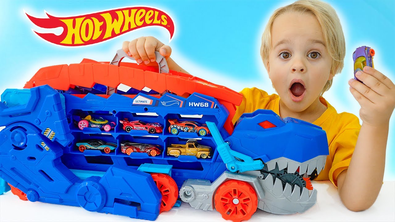 Крис играет с машинками и спасает Hot Wheels City