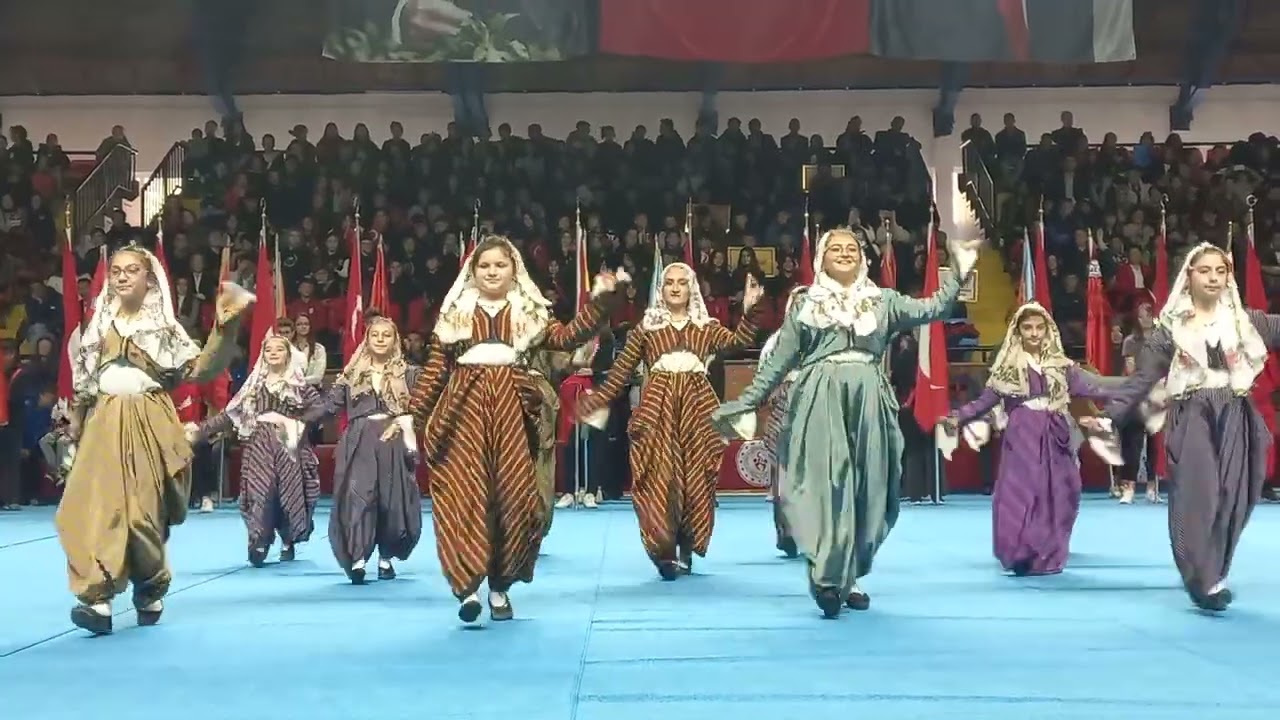 Kütahya Halk Oyunları gösterisi