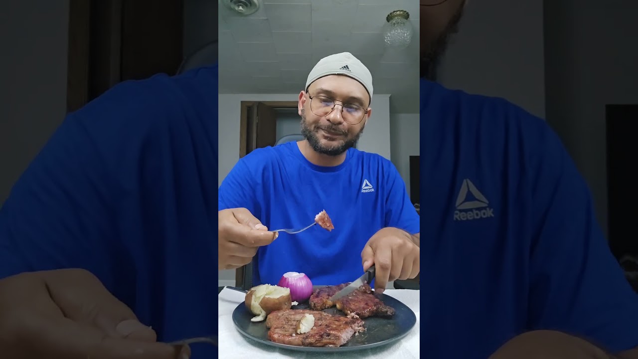 طعام اليوم ستيك وبطاطس وبصل على الشوايه