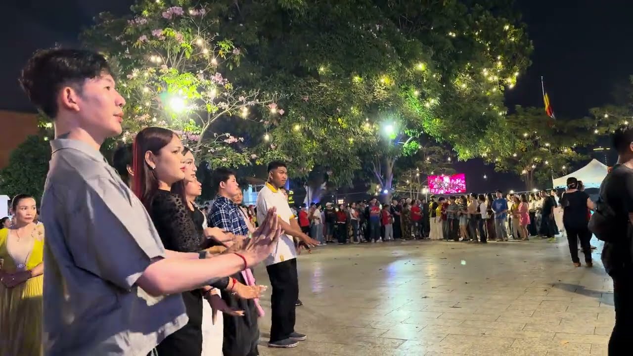 តំណេីរថ្មេីជេីង​ មានកន្លែងរាំលេងទៀត