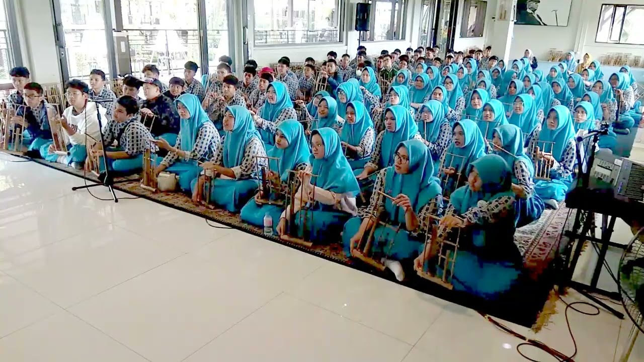 Global Islamic School 2 Tangerang Selatan Bermain #Angklung di Bale Seni Barli