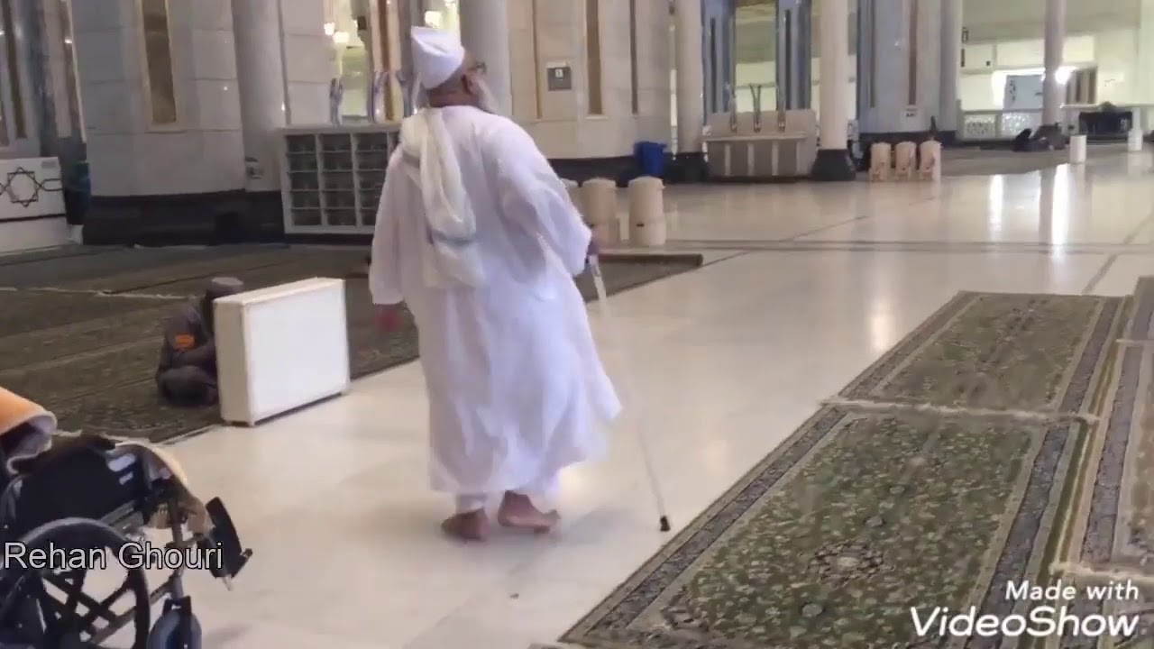 Mufti Zarwali Khan رحمہ اللہ  walking in Masjid e Haram