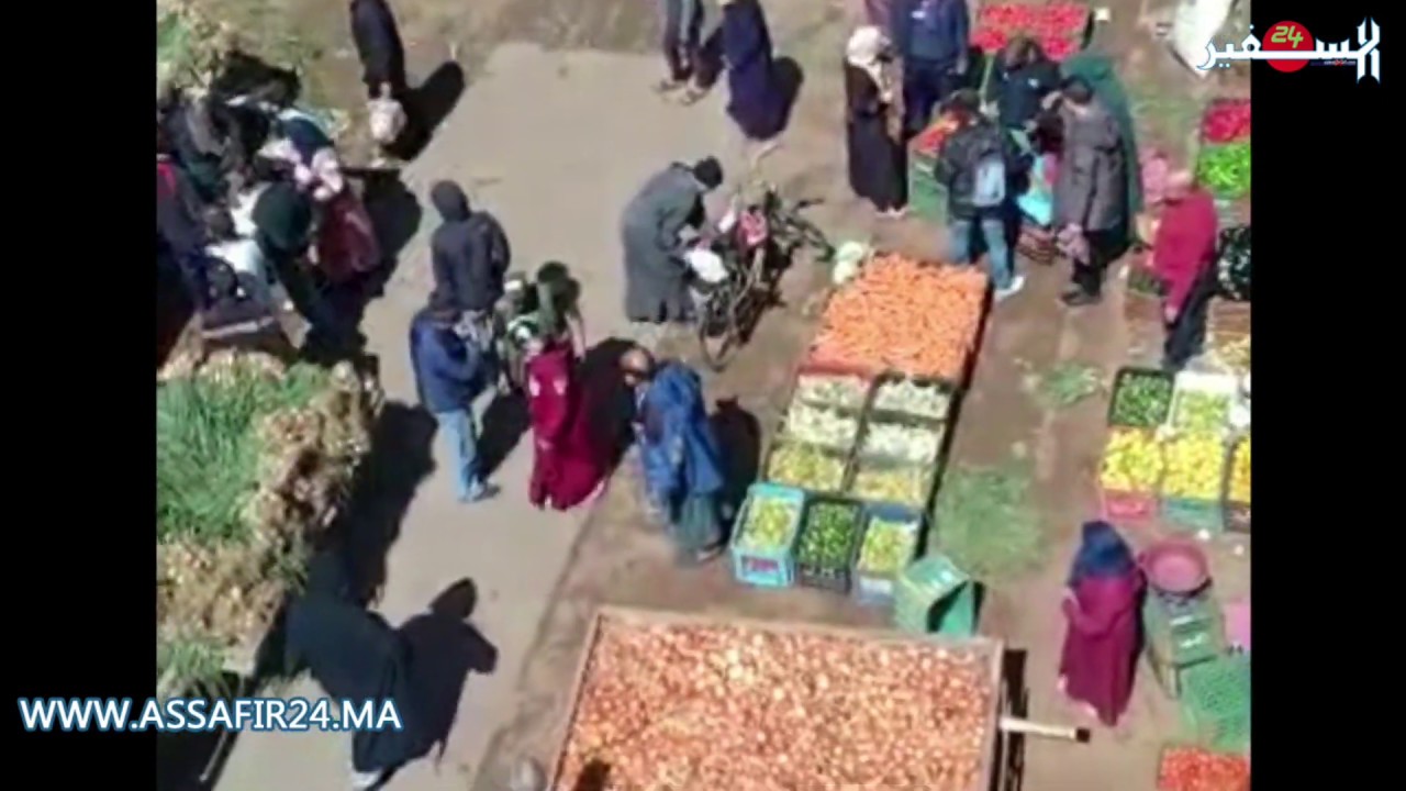 سكان عين حرودة يستغيثون خوفا من جائحة كورونا بعد أن تحدى الباعة الجائلون قرار الحظر الصحي