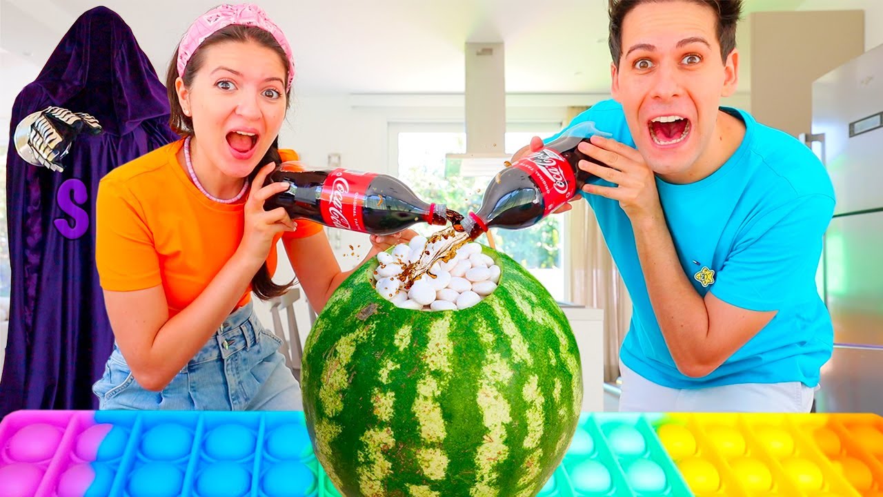 SOFÌ E LUÌ FANNO ESPERIMENTI CON COCA COLA MENTOS E ANGURI! Pop It | Me contro Te
