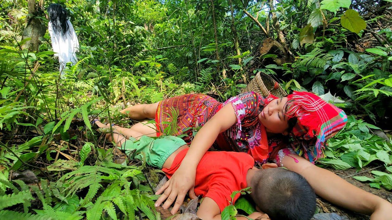 Single mother in danger in the forest - Harvesting wild green vegetables for sale | Nhim Single Mom