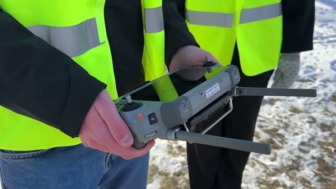 Nya företaget visar hur drönartvätt fungerar på tak.