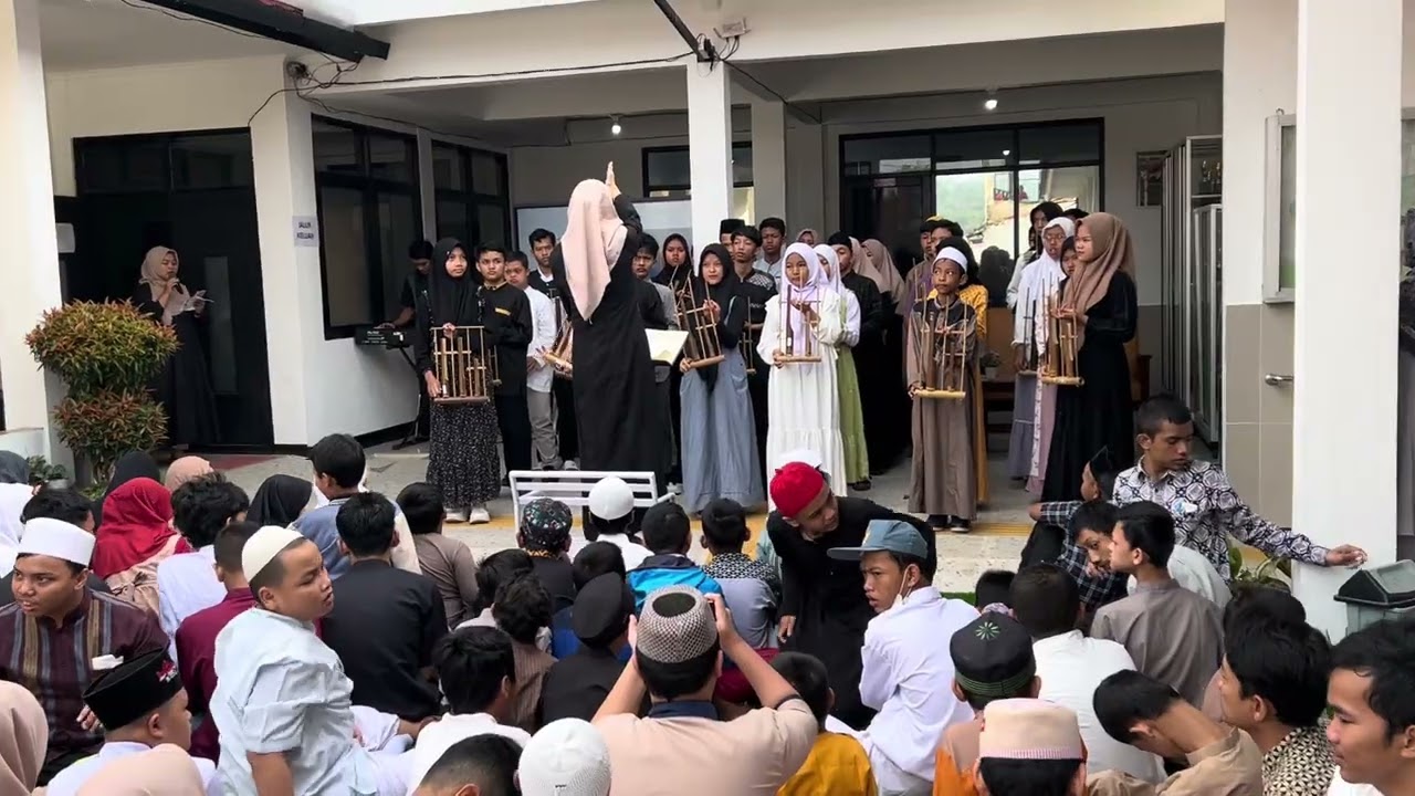 Penampilan angklung di pembukaan pesantren ekologi dengan judul “damai bersamamu”