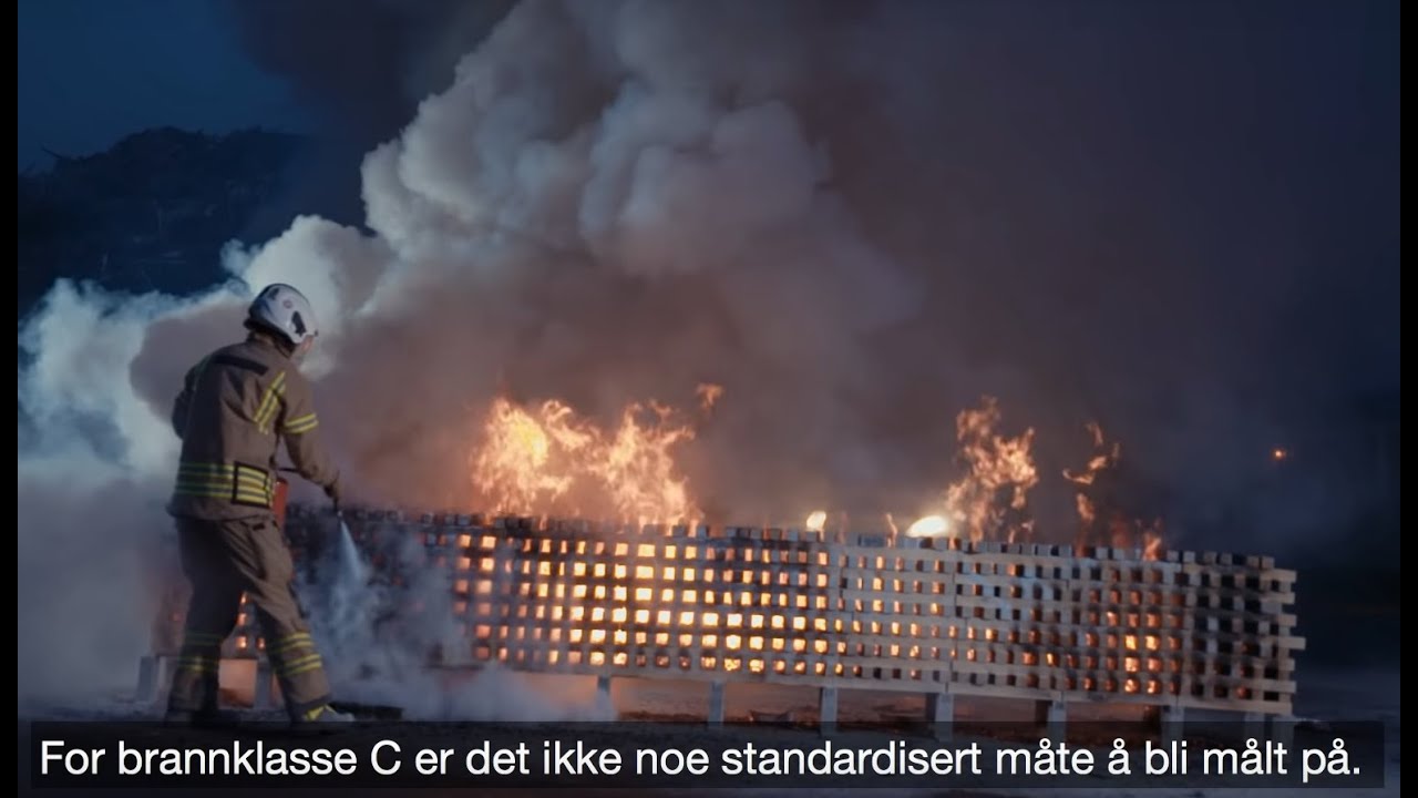 Informasjonsfilm om brannslukning. Pulverapparater, skumapparater, brannslange m.m.