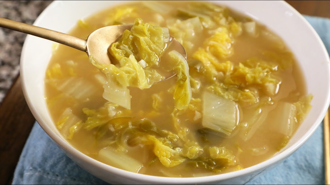 Baechu-doenjangguk (Soybean paste soup with cabbage: 배추된장국)